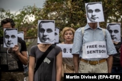Одна из многочисленных акций в поддержку Олега Сенцова прошла на днях в Праге у посольства России