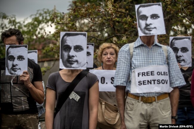 Одна из многочисленных акций в поддержку Олега Сенцова прошла на днях в Праге у посольства РФ
