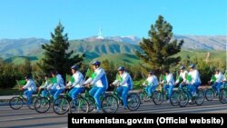 У Туркмэністане дзень здароўя (7 красавіка) улады адзначылі масавым заездам