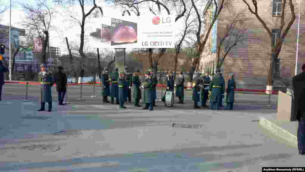 Военный оркестр на церемонии возложения цветов к памятнику «Рассвет свободы». 