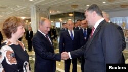 ÝB-niň daşary syýasat boýunça ýolbaşçysy K.Aşton, Orsýetiň prezidenti W.Putin we Ukrainanyň prezidenti P.Poroşenko (çepden saga), Minsk, 26-njy awgust, 2014.