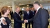 Перед началом переговоров Петр Порошенко и Владимир Путин обменялись рукопожатием