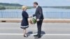 Susret predsjednice Hrvatske Kolinde Grabar Kitarović i premijera Srbije Aleksandra Vučića na mostu na Dunavu, 20. lipnja, 2016.
