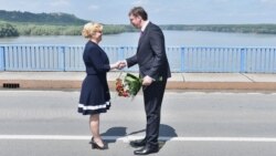 Susret Kolinde Grabar Kitarović i Aleksndra Vučića (predsednika Srbije) na mostu na Dunavu, u junu 2016. godine
