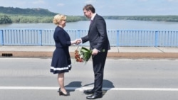 Susret Kolinde Grabar Kitarović i Aleksndra Vučića (predsednika Srbije) na mostu na Dunavu, u junu 2016. godine