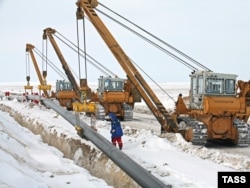 Workers lay the final stretches of the Karachaganak-Oral natural gas pipeline in 2009.