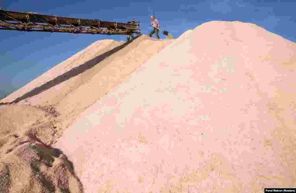 Гора розовой соли собирается для обработки.