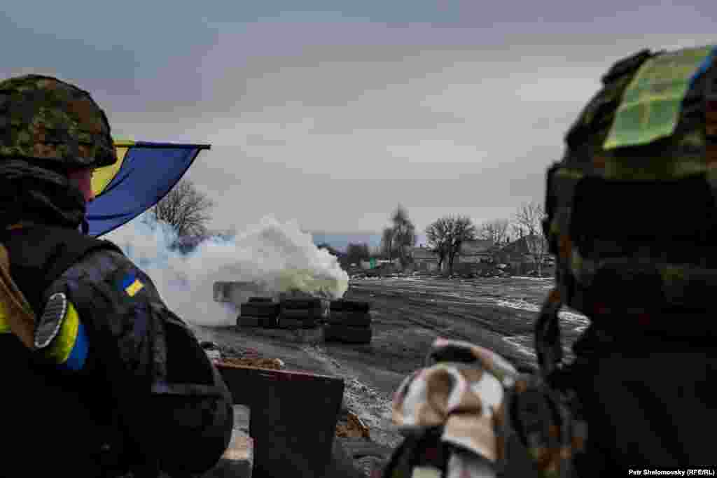 Українські вояки ставлять димову завісу проти снайперів на КПП біля Дебальцево, 3 лютого 2015 року