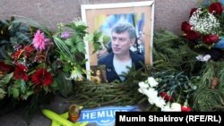 Народный мемориал на месте убийства Немцова