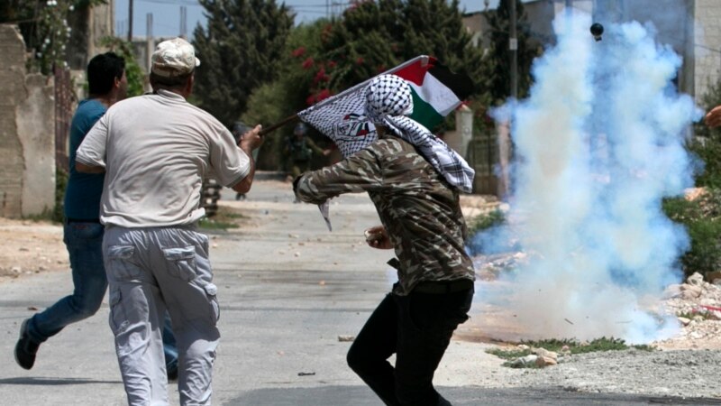 Palestinezët sulmojnë një familje izraelite 