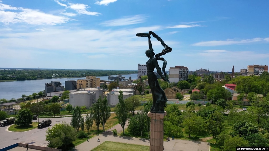 Перший заступник голови Херсонської облради повідомив, що вранці під Херсоном було чути вибухи