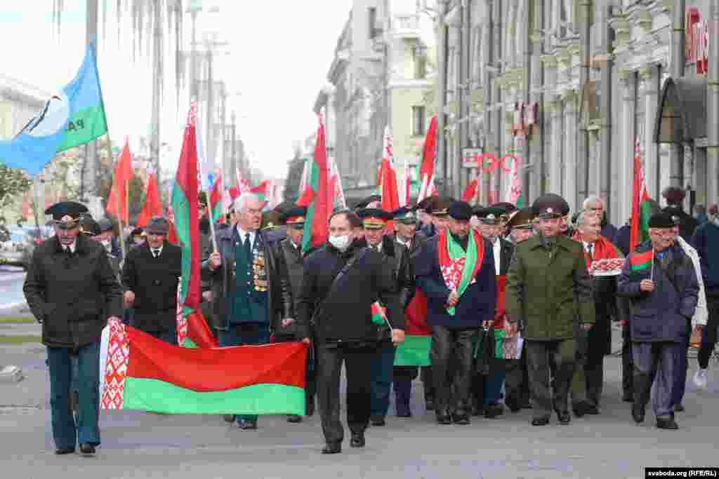 Учасники провладного маршу на підтримку Олександра Лукашенка