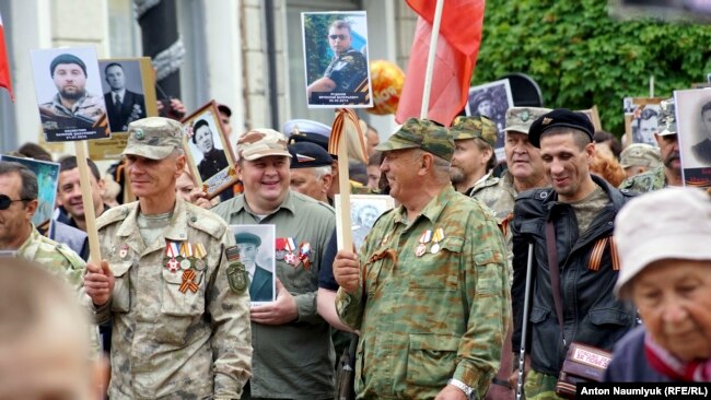На фото – кримчани Роман Гонтар, Дмитро Калешник, Руслан Кочубеїв, Іван Левченко, які воювали і загинули в лавах «ДНР»