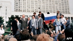 Orsýetiň öňki prezidenti Boris Ýeltsin (ç) hökümetiň binasynyň öňünde dur, 19-njy awgust, 1991