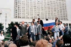 Boris Ieltsîn pe un transportor blindat în fața „Casei Albe” la Moscova, la 19 august 1991