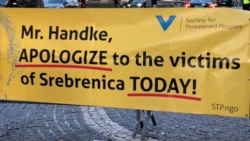 Transparent tokom demonstracija ispred sale u kojoj je održana dodjela Nobelovih nagrada