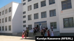 Одна из средних школ города Актобе. 23 мая 2011 года.