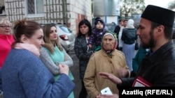 Сход жителей во дворе дома 23А по улице академика Павлова в Казани. 20 мая 2019 года