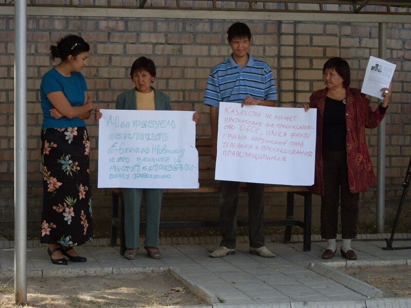 Представители кыргызских общественных и правозащитных организаций выступили в поддержку казахстанского правозащитника Евгения Жовтиса. Бишкек, 16 сентября 2009 года. 