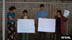 Представители кыргызских общественных и правозащитных организаций выступили в поддержку казахстанского правозащитника Евгения Жовтиса. Бишкек, 16 сентября 2009 года.