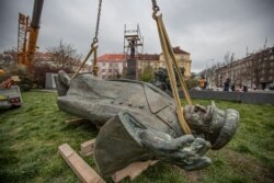 Під час демонтажу пам'ятника радянському маршалу Івану Конєва у Празі, 3 квітня 2020 року