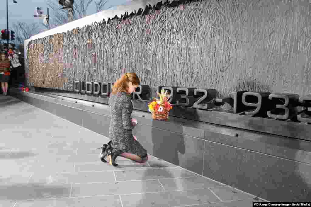Марина Порошенко вшанувала пам&rsquo;ять жертв Голодомору особисто, без супроводу сторонніх осіб