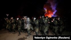 Poliția luptându-se cu protestatarii care au blocat drumul în regiunea Poltava