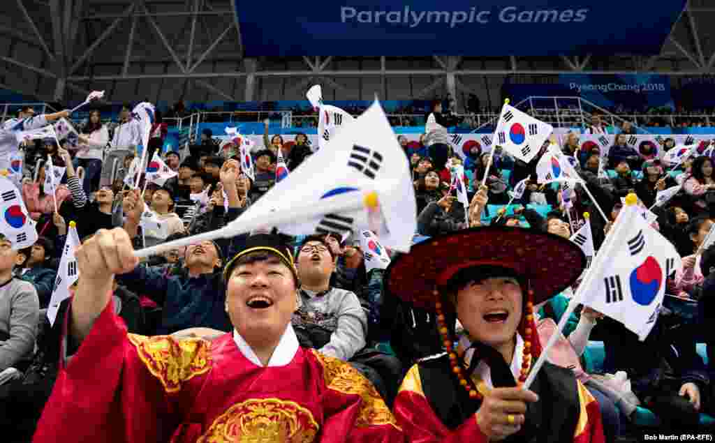 Оңтүстік Корея-АҚШ хоккей матчын тамашалауға келген жанкүйерлер.&nbsp;