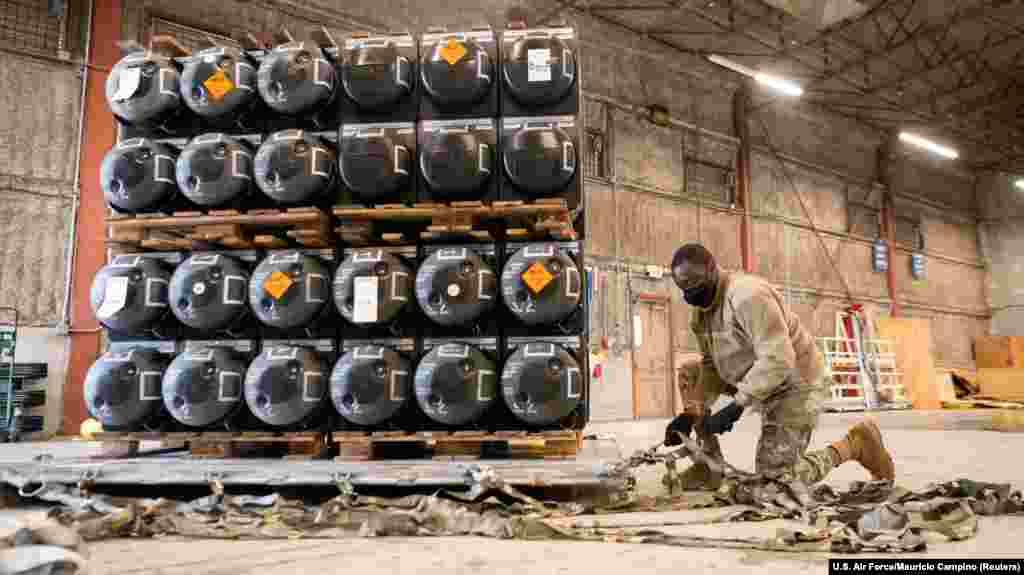 Американски воздухопловец подготвува палета со муниција, оружје и други воени материјали за Украина во воздухопловната база Довер во Делавер на 21 јануари.
