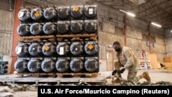 Подготовка палеты с боеприпасами для Украины. База ВВС Дувр в штате Делавер, США