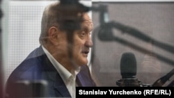 Анатолій Могильов під час ефіру на Радіо Крим.Реалії