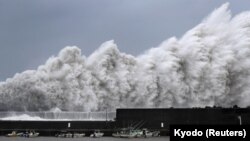 Хвилі, спровоковані тайфуном «Джебі», у рибному порту Акі, префектура Коті, західна Японія, 4 вересня 2018 року
