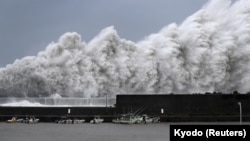 Руйнівний тайфун «Джебі» в Японії у восьми фотографіях