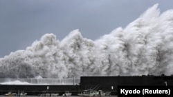 Pamje të dallgëve të mëdha që ishin shkaktuar nga tajfuni Jebi, që kishte goditur Japoninë në shtatorin e vitit 2018.