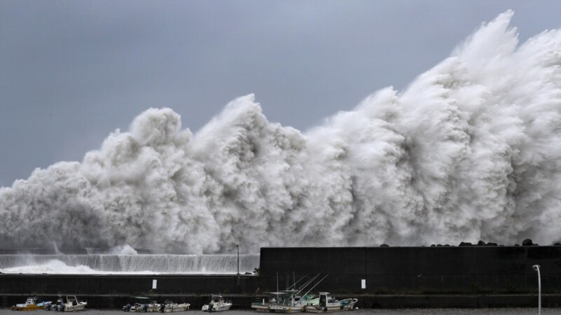 Japonia pritet të goditet nga një tajfun i fuqishëm