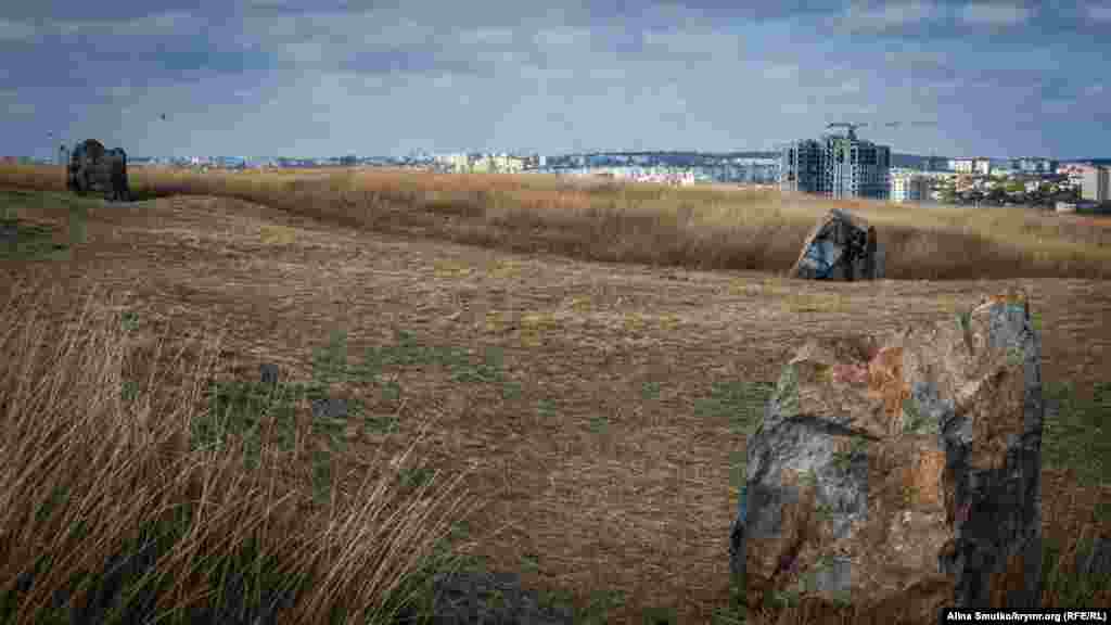 Каміння городища, залишені за межами музею після розкопок