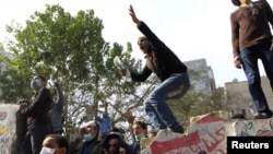 Столкновения полиции с протестующими недалеко от здания министерства внутренних дел. Каир, 23 ноября 2011 года.