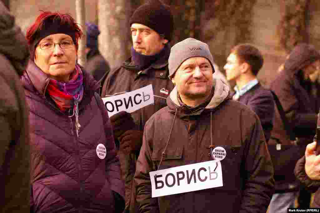 Чешские активисты, выступавшие за переименование площади, с плакатами "Борись!" и значками с надписью "держим западный курс". Длившаяся 4 года история с переименованием площади у российского посольства в честь Немцова не была простой и стала зеркалом противостояния во внутренней чешской политике: "за" выступали сторонники прозападного курса Чехии, против – представители консервативного и правого лагеря, а также президент Чехии Милош Земан. 