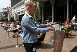 На вході до знову відчиненого ресторану – дезінфекція для рук, Амстердам, Нідерланди, фото 1 червня 2020 року