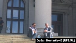 Lider opozicionog pokreta "Dveri" Boško Obradović (desno) na stepeništu ispred Skupštine Srbije, 11. maj