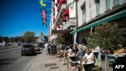 Ресторантите в Стокхолм работят, само трябва да осигурят повече разстояние между масите