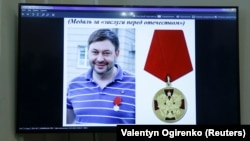 Кирилл Вышинский 2015-жылы орус паспортун алып, бирок украин жарандыгынан да чыккан эмес.