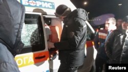 Jedan od oporbenih lidera Vitalij Kličko blizu ambulantnih kola u kojima se navodno nalazio aktivist Dmitrij Bulatov, 2. februar 2014.