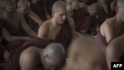 Будистички монаси