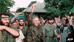 Аслан Масхадов в окружении сторонников, Грозный, 23 июля 1995 года