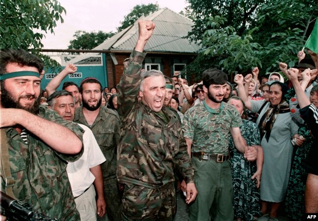 Аслан Масхадов в окружении сторонников, 23 июля 1995 г.