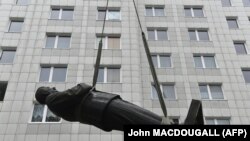 O fostă statuie a lui Stalin transportată la Berlin