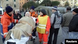 Эвакуированная пассажирка - после катастрофы лайнера "Коста Конкордия", 14 января 2012 г., остров Джильо, Италия