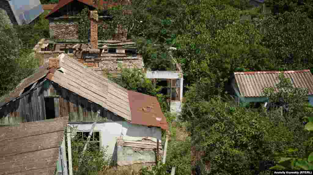 В том числе и таких брошенных усадьб.