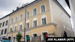 دولت اتریش در سال ۲۰۱۶ این خانه نیمه ویران را پس از دعوای حقوقی با خانواده پومر تصاحب کرد.